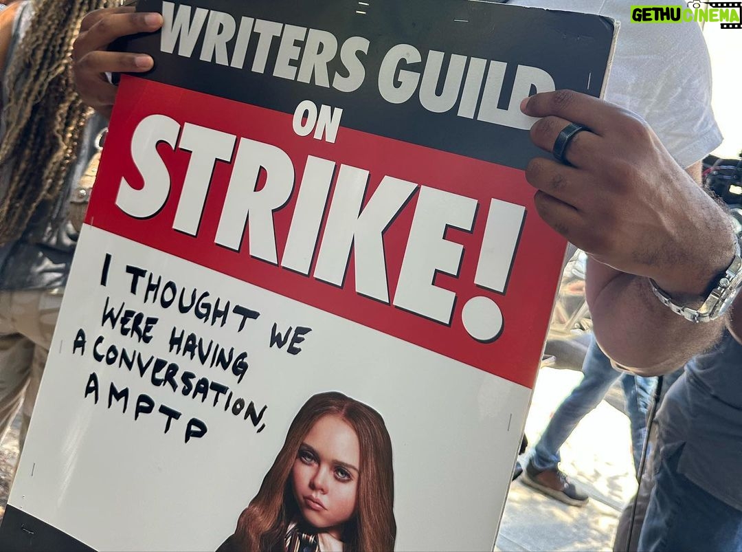 Rosario Dawson Instagram - GO TEAM! #sagaftrastrike #sagaftrastrong #wgastrike #wgastrong DAY 1