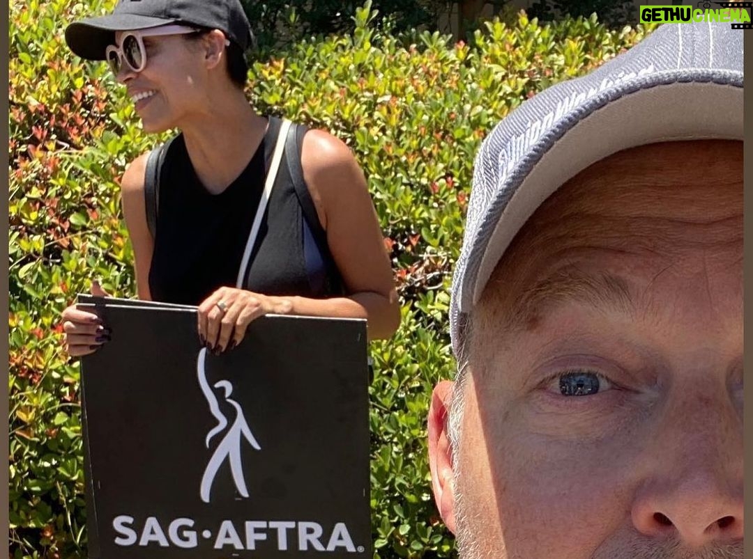Rosario Dawson Instagram - GO TEAM! #sagaftrastrike #sagaftrastrong #wgastrike #wgastrong DAY 1