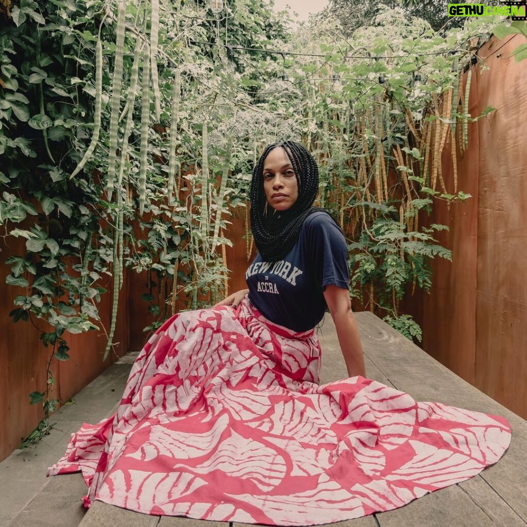 Rosario Dawson Instagram - Say hey! To our newest collaboration with @jcrewmens x @studiooneeightynine. Shop our Navy “New York to Accra” T-shirt available in stores. Paired with @jcrew x #studio189 pink hand batik cotton viole Alicia skirt. 📸 @danielkons #fashionrising 🇬🇭