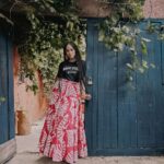 Rosario Dawson Instagram - Say hey! To our newest collaboration with @jcrewmens x @studiooneeightynine. Shop our Navy “New York to Accra” T-shirt available in stores. Paired with @jcrew x #studio189 pink hand batik cotton viole Alicia skirt. 📸 @danielkons #fashionrising 🇬🇭
