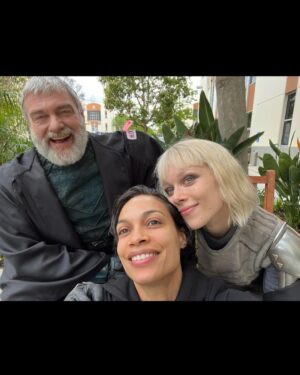 Rosario Dawson Instagram - A giant of a man… @officialraystevenson_ , stunned and reeling from this tragic, devastating news. Gone too soon from this world. 
At a loss for words… just wanted to mark this moment and share your ever ready and present smile. Love you forever. Holding your family in my heart. 
#LegendsNeverDie