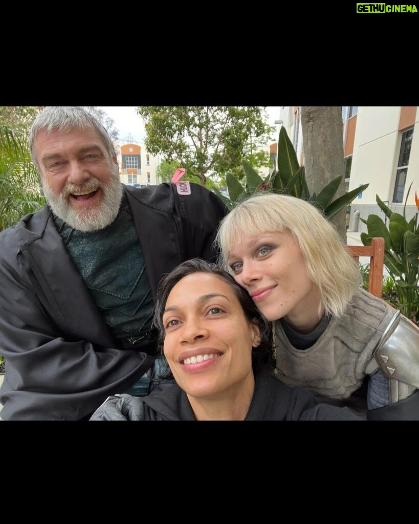 Rosario Dawson Instagram - A giant of a man… @officialraystevenson_ , stunned and reeling from this tragic, devastating news. Gone too soon from this world. At a loss for words… just wanted to mark this moment and share your ever ready and present smile. Love you forever. Holding your family in my heart. #LegendsNeverDie