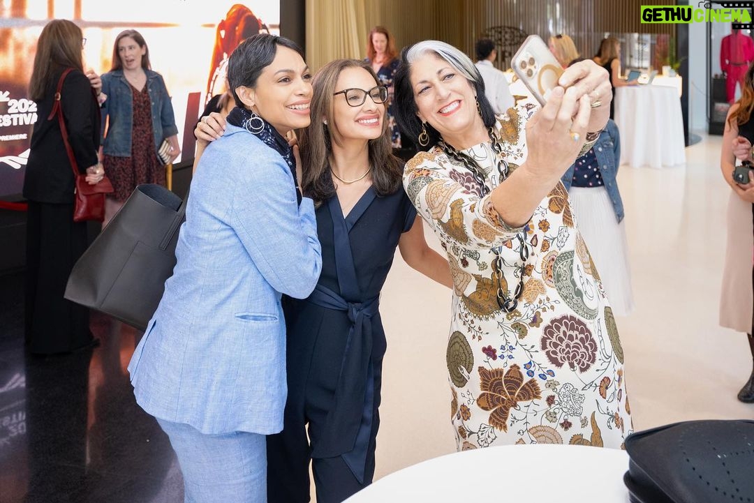 Rosario Dawson Instagram - @splitattherootfilm is a beautiful portrayal of the power of communities coming together to support one another. It tells the story of the beginnings of an organization called Immigrant Families Together that works to support and reunite families – like Yeni’s and Rosie’s – who are separated at the U.S.-Mexico border. To date, @immfamtogether has reunited more than 130 families simply by the power of individuals coming together to take action. But there is still work to be done and there are still thousands of other families that need our help. What a powerful screening it was last night in DC! Thank you all who came out in support 🤍 #splitattheroot #arrayreleasing @votolatino Motion Picture Association