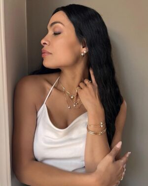 Rosario Dawson Instagram - Lab-created diamonds are diamonds, held to the highest quality standards. ✨  

@theofficialpandora’s Diamonds by Pandora shine bright just like the sight of your Mom. 🤍

#labcreated #diamondsbypandora #mothersday