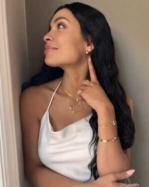 Rosario Dawson Instagram - Lab-created diamonds are diamonds, held to the highest quality standards. ✨  

@theofficialpandora’s Diamonds by Pandora shine bright just like the sight of your Mom. 🤍

#labcreated #diamondsbypandora #mothersday