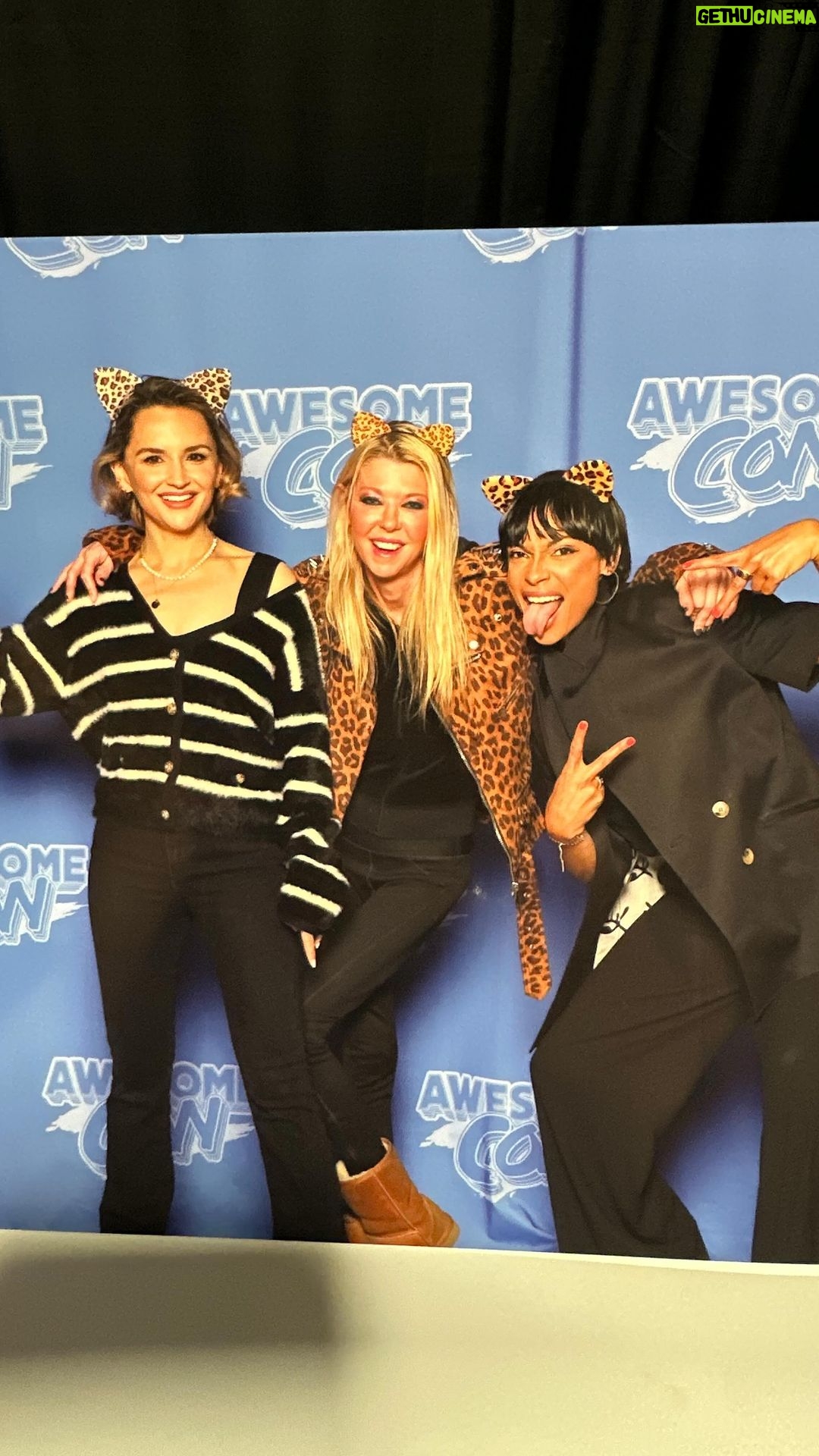Rosario Dawson Instagram - Pussycats, daredevils and padawans unite! Oh hey, @rosariosgarden …! Thank you DC @awesomecons 🫶🏽