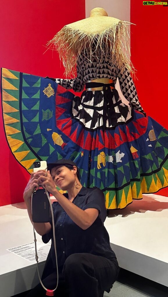 Rosario Dawson Instagram - Commencing our 10yr anniversary celebrations of @studiooneeightynine w this exhibition featuring 2 S189 designs at the @brooklynmuseum !!! Curated by Ernestine White-Mifetu #africafashionbkm