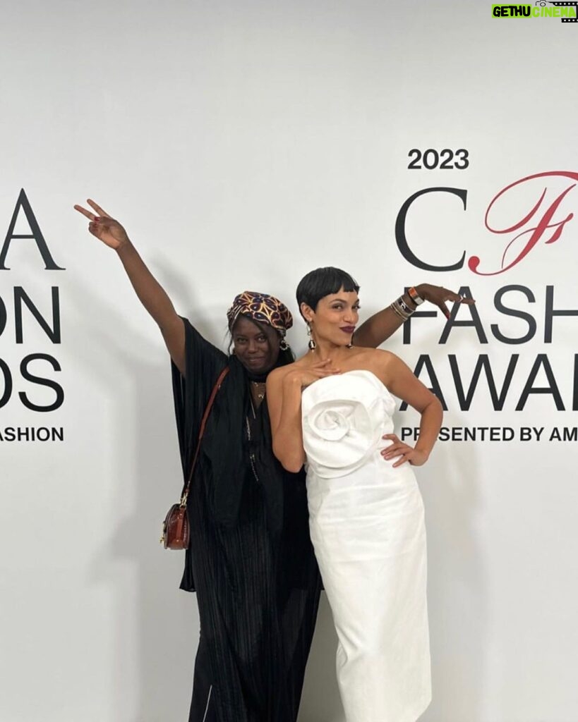 Rosario Dawson Instagram - ✨@cfda✨ @marahoffman, what an honor it was to present you with The Environmental Sustainability Award. #cfda #cfdaawards #vogue