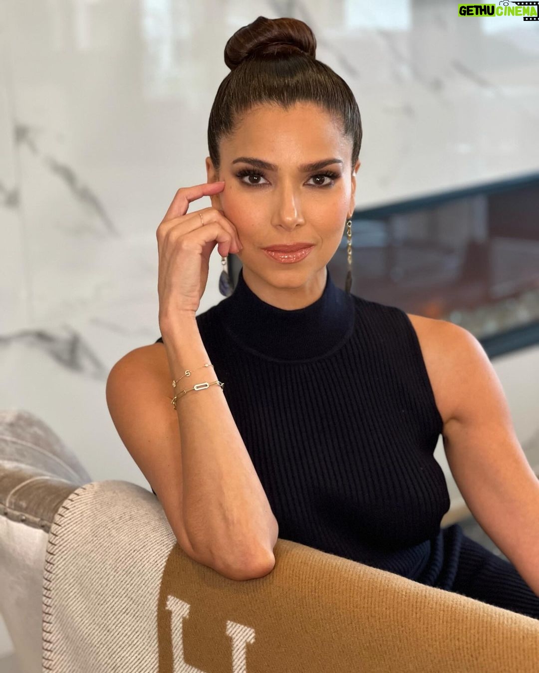 Roselyn Sánchez Instagram - Seguimos… Con pie firme, empoderada. In the good times and not so good times. Siempre feliz y agradecida…. Thanks @paulanthonylove for this beautiful glam to attend the @latinasactingup event!