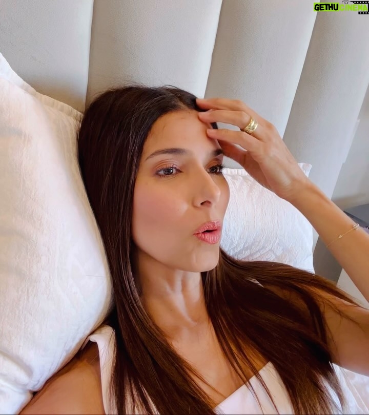 Roselyn Sánchez Instagram - Clearly venting… pensando ando… con deseos de dialogar, de entender, looking for wisdom. Con lisp y todo 🤦🏻♀️… el TMJ está en high! New retainer inside, can’t speak well but felt like speaking out 🫶