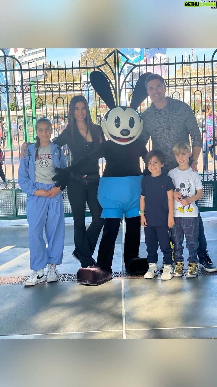 Roselyn Sánchez Instagram - We promise Sebella @sebitennis that January 2 was all about Disneyland for her early birthday like she wanted! It was EPIC! Gracias Dios por un día tan hermoso en familia. Sebi had a blast 🫶 Well… we all did! Wishing everybody a beginning of 2024 strong and happy 🙏