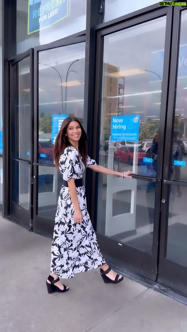 Roselyn Sánchez Instagram - The spring collection is so nice!!! Can’t wait for you to go check it out at @rossdressforless Les voy a ir poniendo fotitos y vídeos poco a poco! Esta colección de primavera está bella!!! Los trajes lindos y cómodos! I’m in love 💕💕 #RoselynSanchezforRoss #buenobonitoybarato