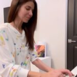 Roselyn Sánchez Instagram - @ebwinter plays guitar… well, I play piano!! 😂😂😂😂 Haven’t played in a gazillion years so don’t mind me rushing it 🤦🏻‍♀️🤦🏻‍♀️🤦🏻‍♀️ It’s excitement!! 🫶🫶🫶🫶 Wait for it! Watch til’ the end 😂 #familtytime #implayingpianodude #itsnotacompetition