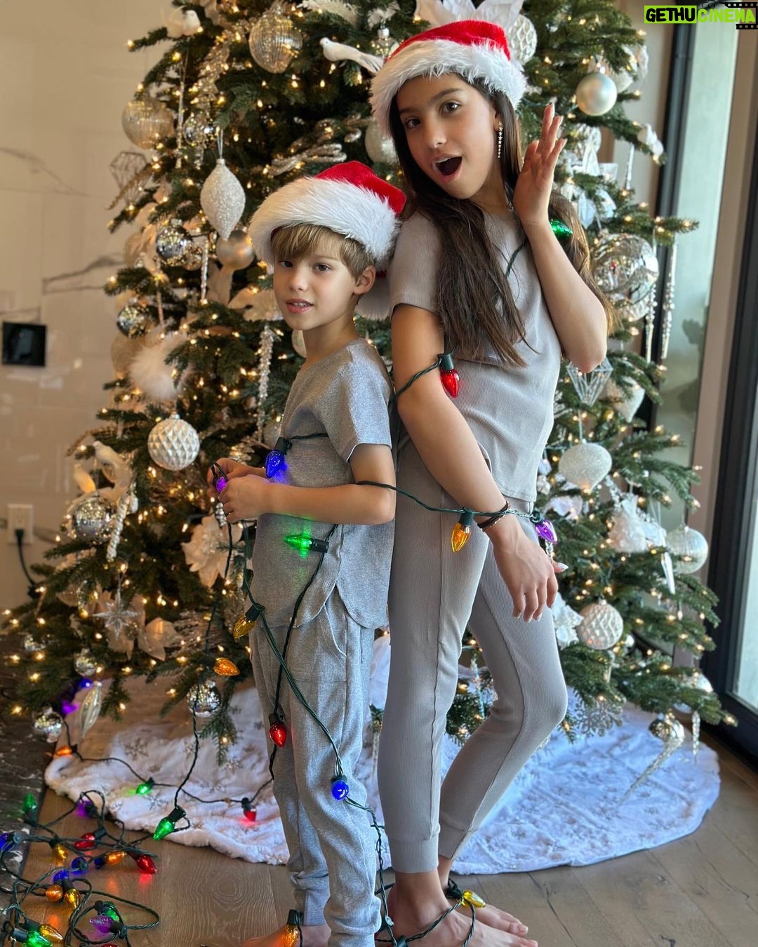 Roselyn Sánchez Instagram - Feliz Navidad!!! The Winter-Sanchez Family 💕 Thanks for all the love, support and social media friendship this whole year. We love our community… Lo agradecemos de todo corazón. Bendiciones 🫶