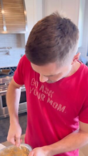 Roselyn Sánchez Instagram - Mr. Baker, que diga… @ebwinter baking his famous Blondie Brownies 💕💕

Merry Christmas Eve everybody!

Esta Navidad les deseamos un día hermoso con sus seres queridos!
Un abrazo de corazón ♥️ 

#baker
#tmj
#feliznavidad
#bringsexybaack