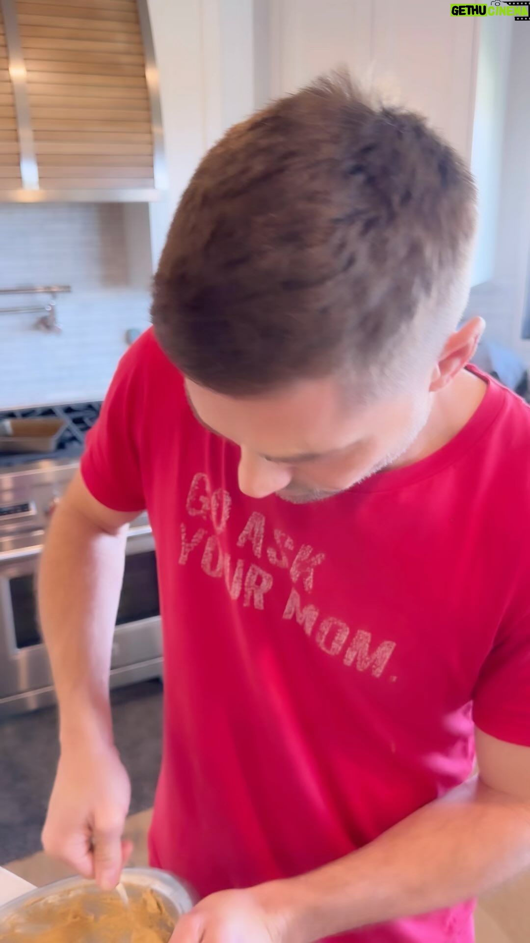 Roselyn Sánchez - 39.5K Likes - Mr. Baker, que diga… @ebwinter baking his famous Blondie Brownies 💕💕
Merry Christmas Eve everybody!
Esta Navidad les deseamos un día hermoso con sus seres queridos!
Un abrazo de corazón ♥️
#baker
#tmj
#feliznavidad
#bringsexybaack