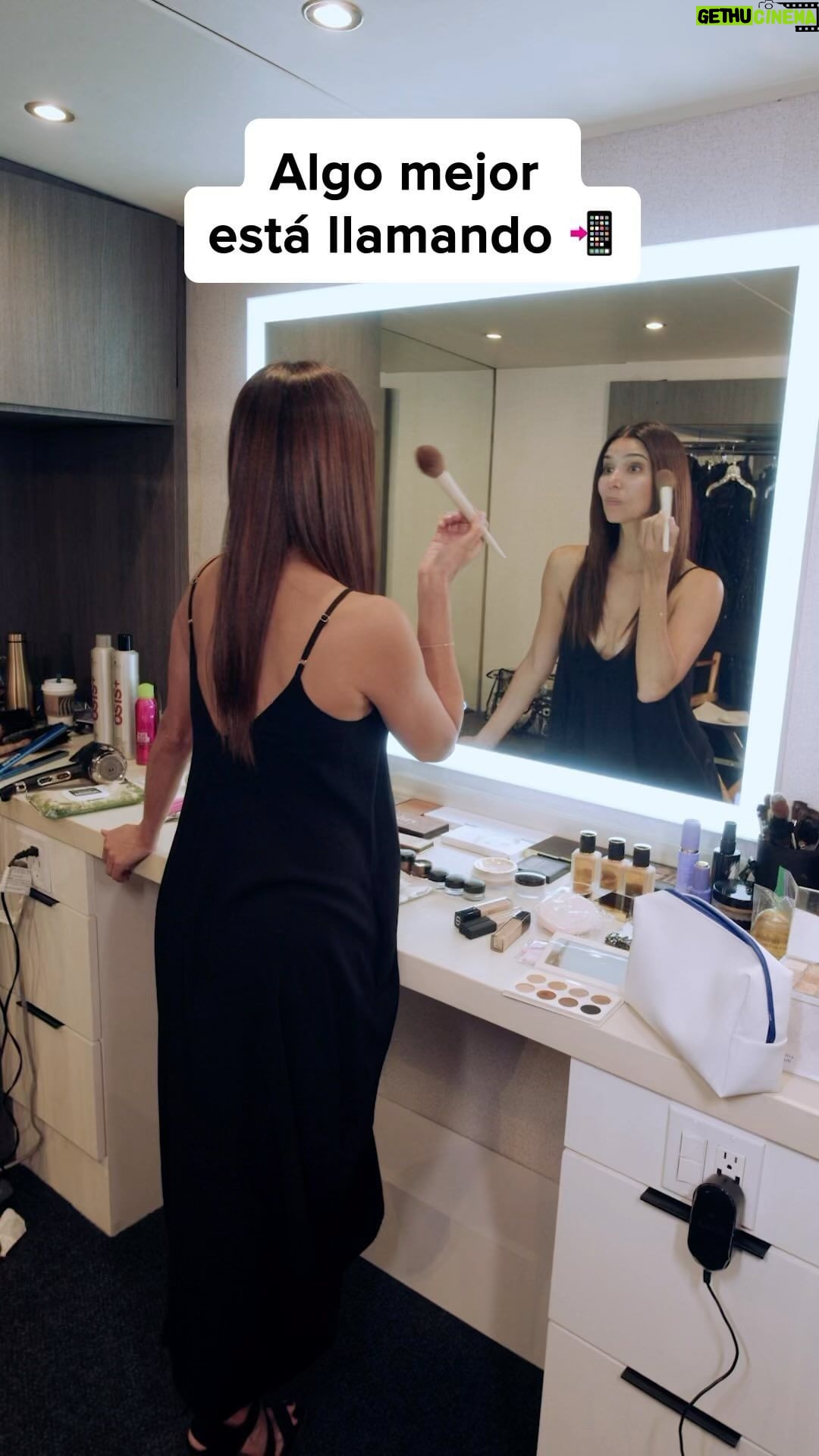 Roselyn Sánchez Instagram - Cual es mi secreto para estar lista frente a la cámara? Sólo un pequeño retoque y Go5G Next de @Tmobile 😊 #TMobilePartner
