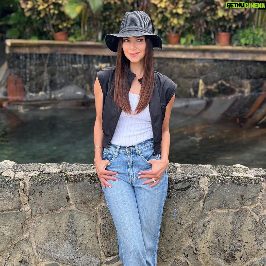 Roselyn Sánchez Instagram - Let me share something with you… Puerto Rico 🇵🇷 is stunning 💕 I knew this already since I grew here, but coming back to work and discover new places everyday has been surreal… De verdad que es un privilegio ser de esta isla tan bonita 💫 #HaciendaAzucena #RioGrande #PuertoRico #roselynsancheztopandjeansatROSS