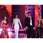 Roselyn Sánchez Instagram - Todavía soñando con la noche tan linda de los @latingrammys Que brutal la pasé con mis compañeros conduciendo!! Una química tan linda 💕💕 Besos a Danna Paola, Sebastián Yatra y Paz Vega.