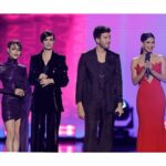 Roselyn Sánchez Instagram - Todavía soñando con la noche tan linda de los @latingrammys Que brutal la pasé con mis compañeros conduciendo!! Una química tan linda 💕💕 Besos a Danna Paola, Sebastián Yatra y Paz Vega.