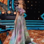 Roselyn Sánchez Instagram - Gracias infinitas a mi increíble equipo de trabajo por siempre darse una botada conmigo!! Los quiero y me quedo corta! Gracias @univision por invitarme una vez a ser parte de #MiraQuienBaila La pasé de show! Styling: @gabyrougestyle Hair/Make Up: @paulanthonylove Styling Assist: @aylamorales Photos: @photomanzanilla Gown Dress: @virgiliomadinah Jewelry: @wishfinejewelry Suit: @valco_valeriacoa Jewelry: @wishfinejewelry