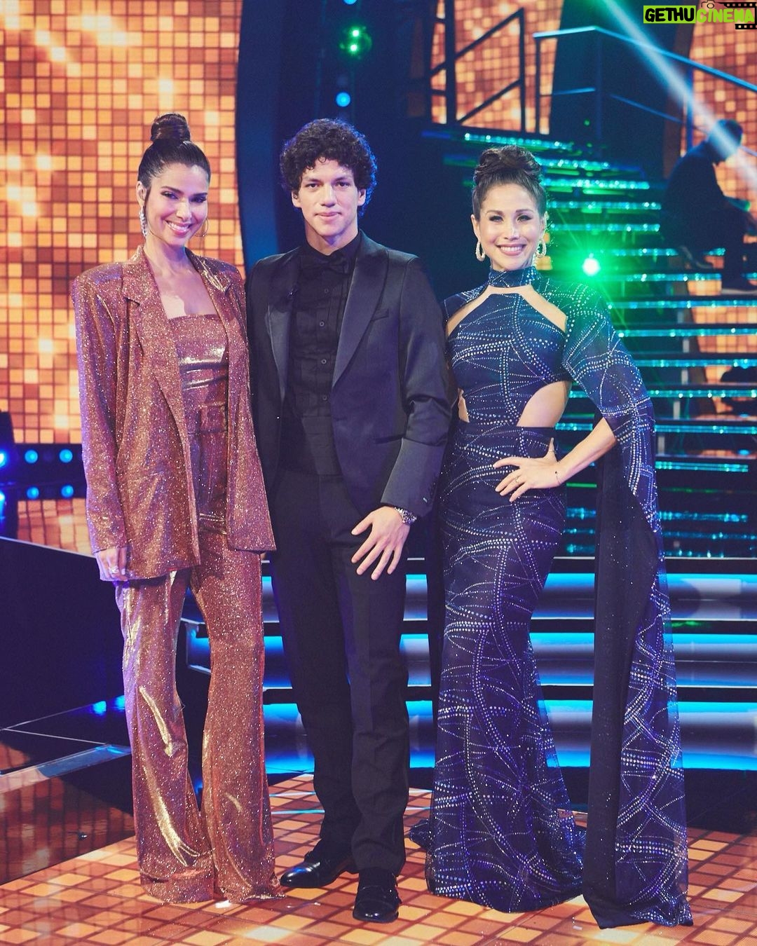 Roselyn Sánchez Instagram - Gracias infinitas a mi increíble equipo de trabajo por siempre darse una botada conmigo!! Los quiero y me quedo corta! Gracias @univision por invitarme una vez a ser parte de #MiraQuienBaila La pasé de show! Styling: @gabyrougestyle Hair/Make Up: @paulanthonylove Styling Assist: @aylamorales Photos: @photomanzanilla Gown Dress: @virgiliomadinah Jewelry: @wishfinejewelry Suit: @valco_valeriacoa Jewelry: @wishfinejewelry