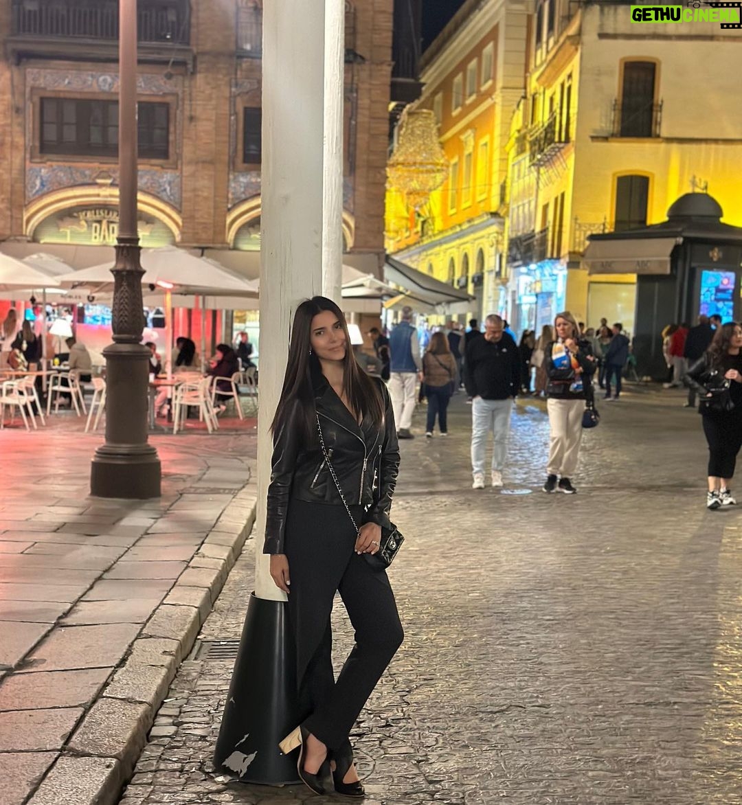 Roselyn Sánchez Instagram - Can’t wait for the family to be here with me to enjoy this beautiful place! Sevilla que maravilla 💕💕