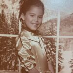 Roselyn Sánchez Instagram - Cuando les cuento que mi mamá, Doña Olga, me cocía toda mi ropa I’m not kidding!! So that’s how I grew up, with a mom making all my clothes… including school uniforms, ballet recital costumes, ALL… Cociendo para mi y mis amigas y cualquiera que le pidiera! Una vez hizo unos labels que se llamaban “Tender Loving Care”… esa era su marca!! It would have been awesome for her to design and sow for RS by Roselyn Sanchez for #rossdressforless Pero ya se me está poniendo viejita, está ocupada de mi papá y cerró su máquina de coser. Ahora le gusta tejer 🧶 Soon I’ll show you the beautiful stuff she makes.