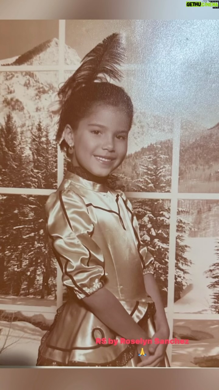 Roselyn Sánchez Instagram - Cuando les cuento que mi mamá, Doña Olga, me cocía toda mi ropa I’m not kidding!! So that’s how I grew up, with a mom making all my clothes… including school uniforms, ballet recital costumes, ALL… Cociendo para mi y mis amigas y cualquiera que le pidiera! Una vez hizo unos labels que se llamaban “Tender Loving Care”… esa era su marca!! It would have been awesome for her to design and sow for RS by Roselyn Sanchez for #rossdressforless Pero ya se me está poniendo viejita, está ocupada de mi papá y cerró su máquina de coser. Ahora le gusta tejer 🧶 Soon I’ll show you the beautiful stuff she makes.