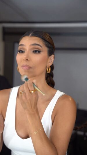 Roselyn Sánchez Instagram - Soy como Cuca Gómez 😉🥰
Inside Puertorican joke 🇵🇷 😂😂

Todologa! Right @geraldstylist ??!!
Nah! beautiful make and hair by you Gerald 💫
#miraquienbaila