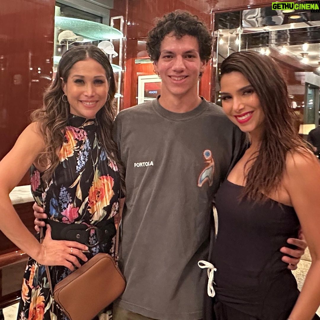 Roselyn Sánchez Instagram - Let me tell you… spending time and cultivating a beautiful friendship and working relationship with these two amazing humans has been the highlight of this @miraquienbaila experience! @chapulo7 & @biancapamelamarroquin Gracias por las risas, el cariño y dar cátedra de profesionalismo. Que lindo compartir esa mesa de jueces con personas que irradian luz 💫 I love it! Octubre 1 a las 7pm mi gente por @univision #demasiadocontoomuch