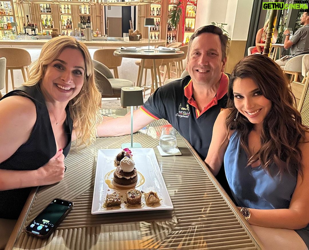 Roselyn Sánchez Instagram - Familia 💕💕 love my @chrisleemotivator @ @katiadelpinodearmas Miami nights with good people after a beautiful day of work!! Agradecida de seres hermosos que Dios pone en mi vida y experiencias de trabajo que me hacen sonreír! And did I mention how fantastic @amalmiami is??!!! Delish 💋