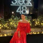 Roselyn Sánchez Instagram - Treat myself with great friends! What a beautiful night at @steak48 with these wonderful couple @therealkimk_la & Matt! And hubby @ebwinter celebrating my cumpleaños! Always so many laughs 💕💕 Thanks for dinner guys! Loved it! Este traje de @erikapenaofficial OMG OMG OMG 😍