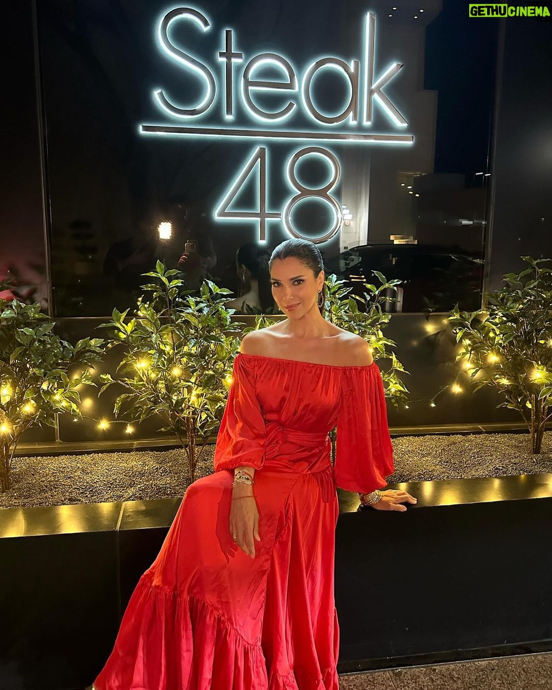 Roselyn Sánchez Instagram - Treat myself with great friends! What a beautiful night at @steak48 with these wonderful couple @therealkimk_la & Matt! And hubby @ebwinter celebrating my cumpleaños! Always so many laughs 💕💕 Thanks for dinner guys! Loved it! Este traje de @erikapenaofficial OMG OMG OMG 😍