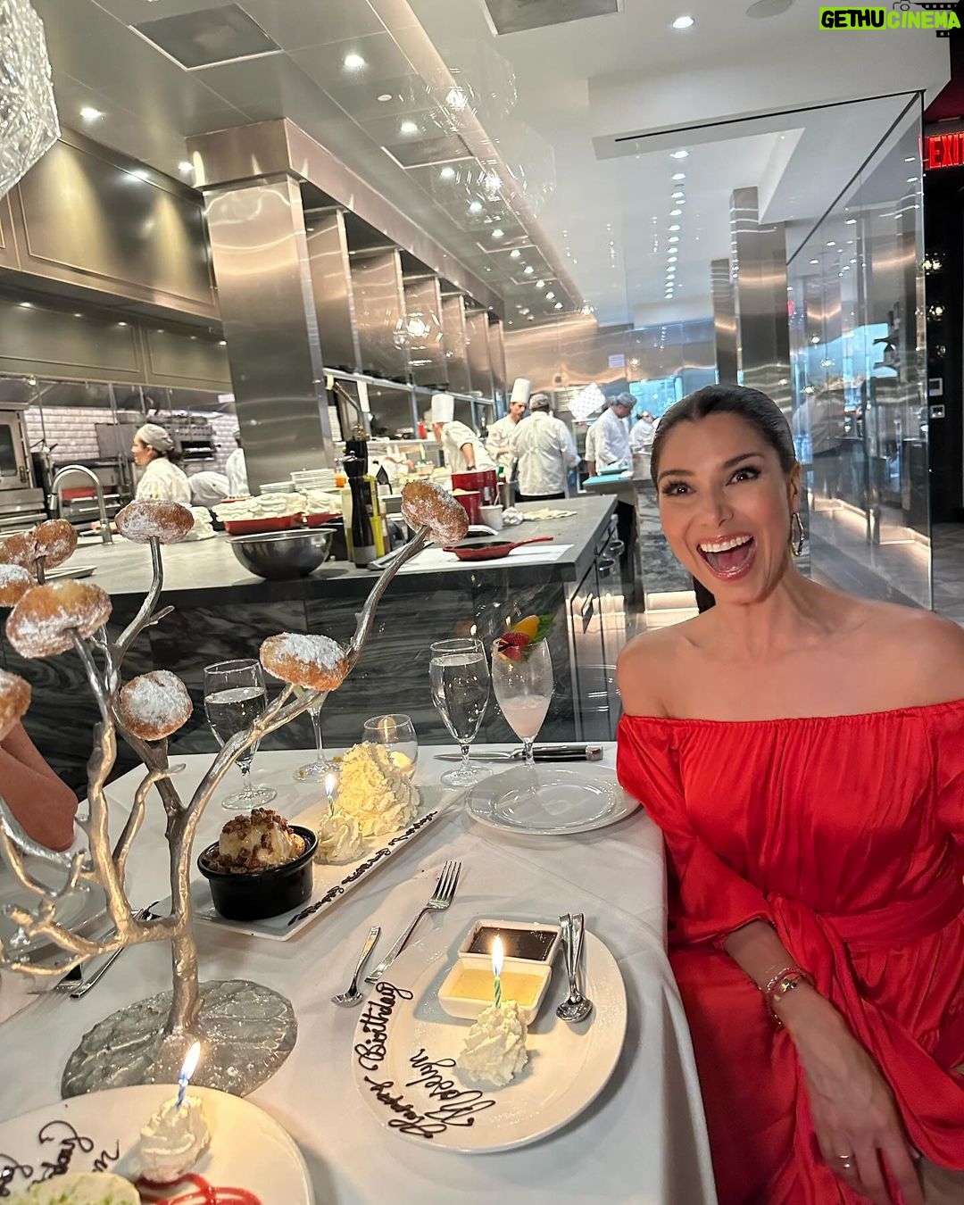 Roselyn Sánchez Instagram - Treat myself with great friends! What a beautiful night at @steak48 with these wonderful couple @therealkimk_la & Matt! And hubby @ebwinter celebrating my cumpleaños! Always so many laughs 💕💕 Thanks for dinner guys! Loved it! Este traje de @erikapenaofficial OMG OMG OMG 😍