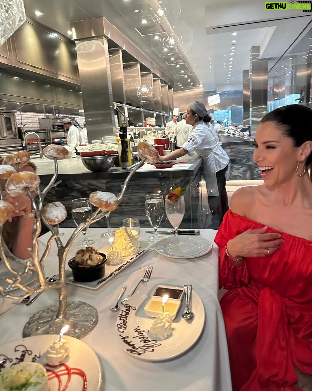 Roselyn Sánchez Instagram - Treat myself with great friends! What a beautiful night at @steak48 with these wonderful couple @therealkimk_la & Matt! And hubby @ebwinter celebrating my cumpleaños! Always so many laughs 💕💕 Thanks for dinner guys! Loved it! Este traje de @erikapenaofficial OMG OMG OMG 😍