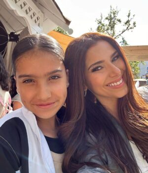 Roselyn Sánchez Instagram - Compartir esta nueva aventura con mi hija @sebitennis es una gran bendición…
Que vea a su mamá trabajar, crecer como persona y empresaria.  Entender la importancia de manifestar, tener visión, poner todo en oración y creer…
Those moments where she sees and absorbs, those are the moments that warm my heart.
Espero servirle de inspiración siempre y que sepa que mami y papi trabajan para ella y su hermano.
It’s hopefully our legacy to them…