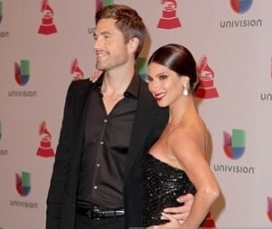 Roselyn Sánchez Instagram - Forever and Ever and Always…
Así nos quiero ver por siempre…
Smiling, enjoying life and being grateful for every moment.
Happy Valentine’s to my beautiful family 💫

Happy Valentines to every person visiting my page! Know that I appreciate you and wish you a stunning day with your loved one… 🥰

Feliz Día del Amor y La Amistad!