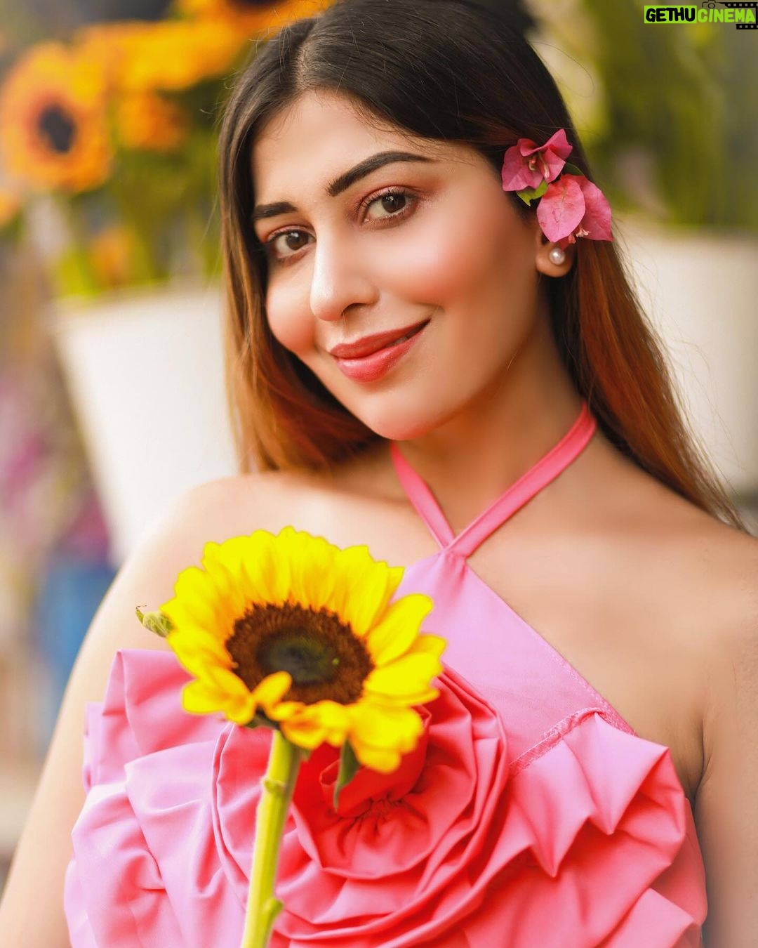 Ruma Sharma Instagram - You are my sunshine in a garden of flowers🌺 . . Shot by - @lsd.photography.official Edit by - @wasey_rock69 . #rumasharma #loveforflowers #flowersmakemehappy #flowersphoto #sunflowerlove #portraitphotoshoot Mumbai, Maharashtra