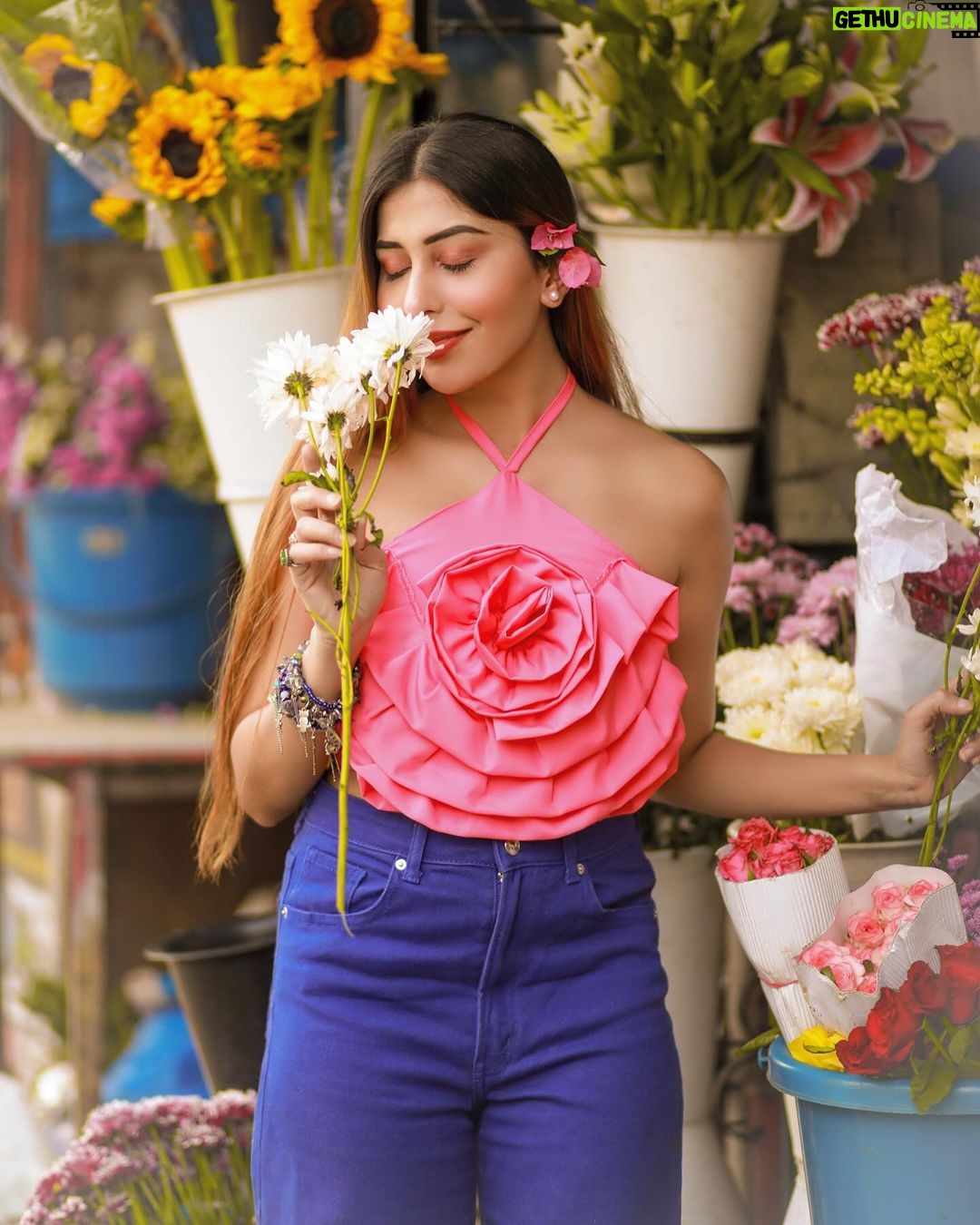 Ruma Sharma Instagram - You are my sunshine in a garden of flowers🌺 . . Shot by - @lsd.photography.official Edit by - @wasey_rock69 . #rumasharma #loveforflowers #flowersmakemehappy #flowersphoto #sunflowerlove #portraitphotoshoot Mumbai, Maharashtra