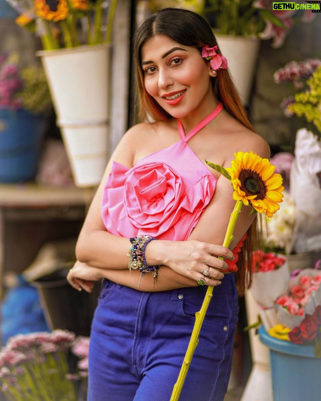 Ruma Sharma Instagram - You are my sunshine in a garden of flowers🌺 . . Shot by - @lsd.photography.official Edit by - @wasey_rock69 . #rumasharma #loveforflowers #flowersmakemehappy #flowersphoto #sunflowerlove #portraitphotoshoot Mumbai, Maharashtra