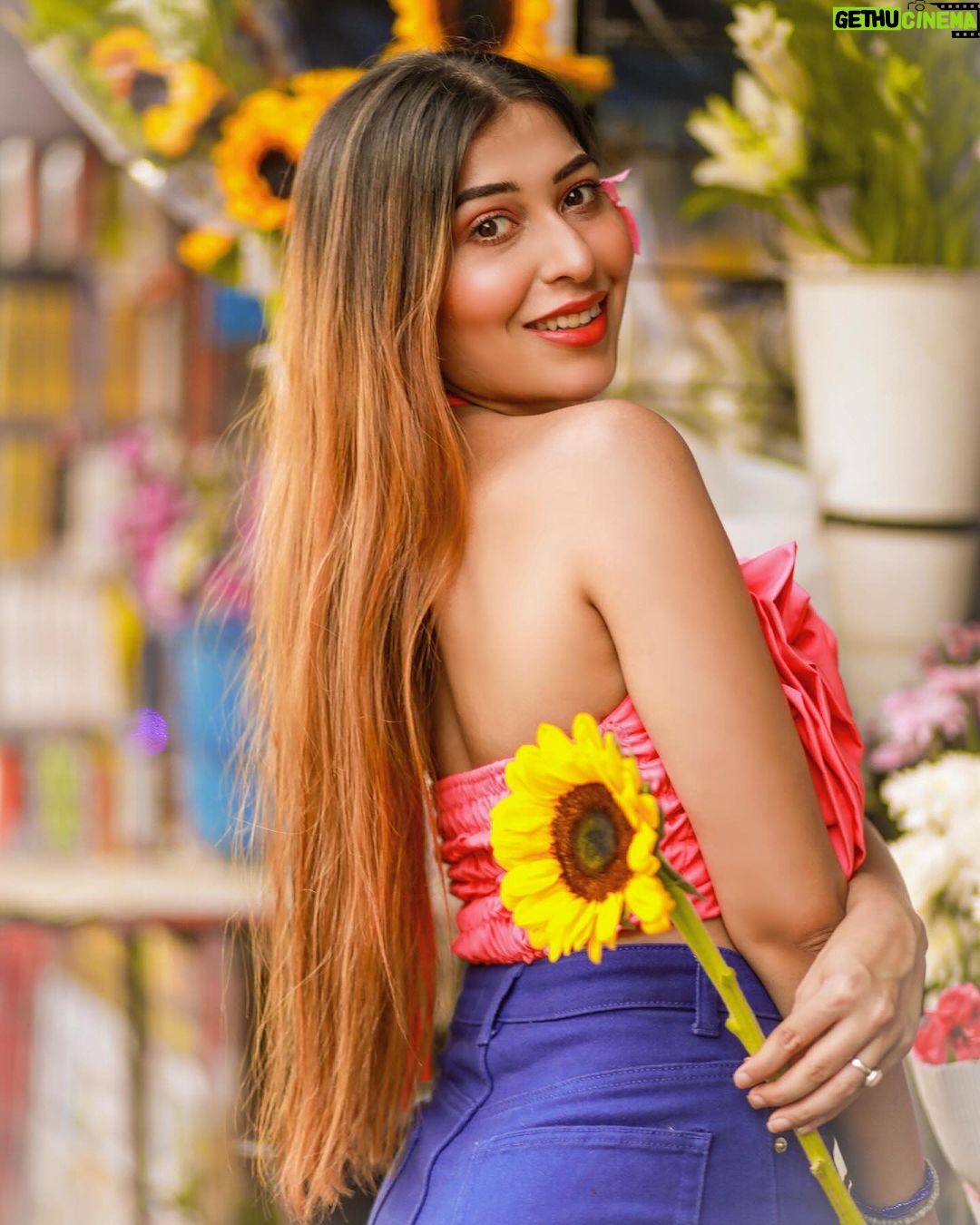 Ruma Sharma Instagram - You are my sunshine in a garden of flowers🌺 . . Shot by - @lsd.photography.official Edit by - @wasey_rock69 . #rumasharma #loveforflowers #flowersmakemehappy #flowersphoto #sunflowerlove #portraitphotoshoot Mumbai, Maharashtra