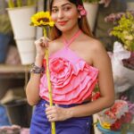 Ruma Sharma Instagram - You are my sunshine in a garden of flowers🌺 . . Shot by - @lsd.photography.official Edit by - @wasey_rock69 . #rumasharma #loveforflowers #flowersmakemehappy #flowersphoto #sunflowerlove #portraitphotoshoot Mumbai, Maharashtra