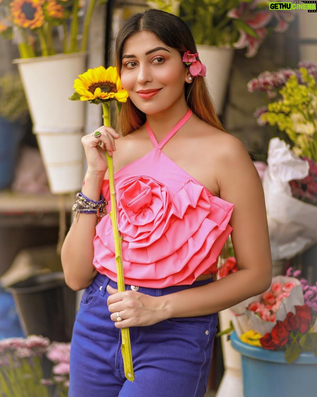Ruma Sharma Instagram - You are my sunshine in a garden of flowers🌺 . . Shot by - @lsd.photography.official Edit by - @wasey_rock69 . #rumasharma #loveforflowers #flowersmakemehappy #flowersphoto #sunflowerlove #portraitphotoshoot Mumbai, Maharashtra