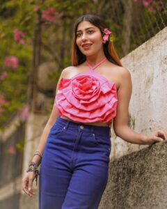 Ruma Sharma Instagram - You are my sunshine in a garden of flowers🌺 . . Shot by - @lsd.photography.official Edit by - @wasey_rock69 . #rumasharma #loveforflowers #flowersmakemehappy #flowersphoto #sunflowerlove #portraitphotoshoot Mumbai, Maharashtra