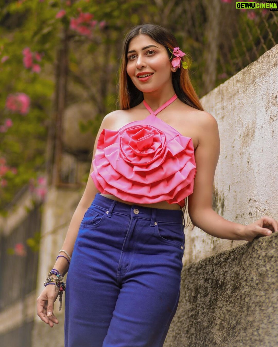 Ruma Sharma Instagram - You are my sunshine in a garden of flowers🌺 . . Shot by - @lsd.photography.official Edit by - @wasey_rock69 . #rumasharma #loveforflowers #flowersmakemehappy #flowersphoto #sunflowerlove #portraitphotoshoot Mumbai, Maharashtra