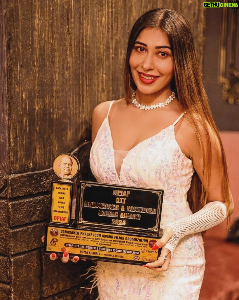 Ruma Sharma Instagram - Feeling incredibly grateful and honored to have received this amazing award as #versatileactress 🙏🏆 Thank you all for your support and encouragement This wouldn’t have been possible without you all ❤️✨ special thanks to @dpiafofficial @kalyanjijanaofficial for this honour 💓 . #rumasharma #newaward #gratitudepost #riseandshine☀️ Mumbai, Maharashtra