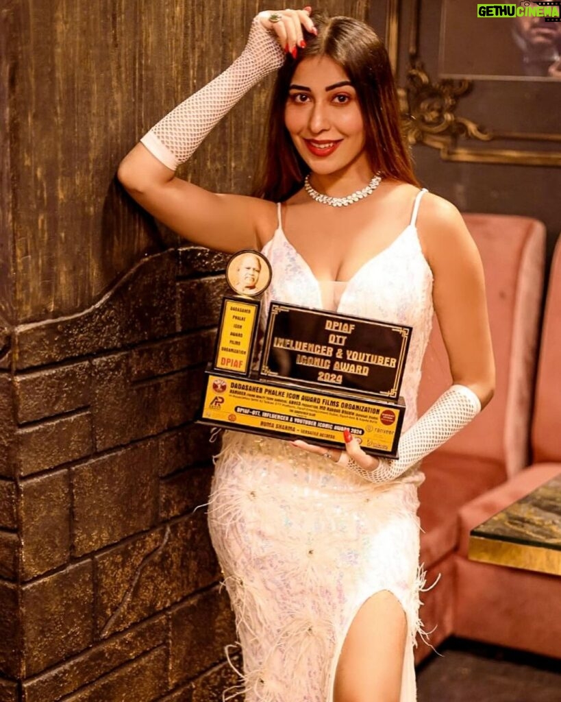 Ruma Sharma Instagram - Feeling incredibly grateful and honored to have received this amazing award as #versatileactress 🙏🏆 Thank you all for your support and encouragement This wouldn’t have been possible without you all ❤️✨ special thanks to @dpiafofficial @kalyanjijanaofficial for this honour 💓 . #rumasharma #newaward #gratitudepost #riseandshine☀️ Mumbai, Maharashtra