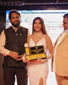 Ruma Sharma Instagram - Feeling incredibly grateful and honored to have received this amazing award as #versatileactress 🙏🏆 Thank you all for your support and encouragement This wouldn’t have been possible without you all ❤️✨ special thanks to @dpiafofficial @kalyanjijanaofficial for this honour 💓 . #rumasharma #newaward #gratitudepost #riseandshine☀️ Mumbai, Maharashtra