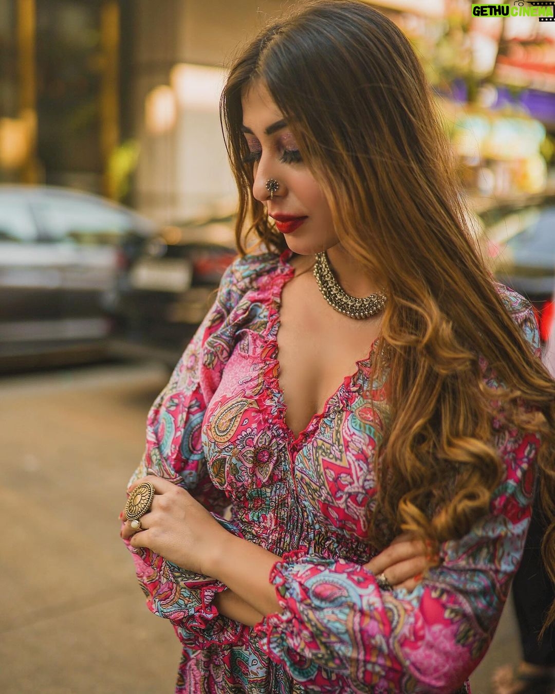 Ruma Sharma Instagram - I don’t want attention, I just want your heart 💓 . . Shot by - @framesbyankit Edit by - @wasey_rock69 . #mumbaistreetphotography #rumasharma #tajhotelmumbai #amchimumbai #streetportraits #naturallightphoto Mumbai, Maharashtra